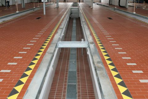Werkstattbereich mit Nutzfahrzeugen und keramischem Bodenbelag