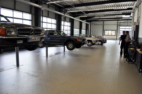 Showroom eines Autohauses mit keramischem Bodenbelag
