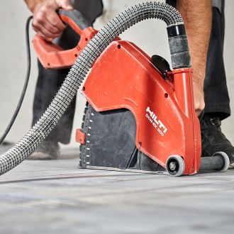 Handwerker bearbeitet den Belag mit der Maschine