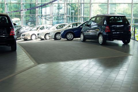Keramischer Boden im Mercedes-Autohaus, Ausstellung von Fahrzeugen