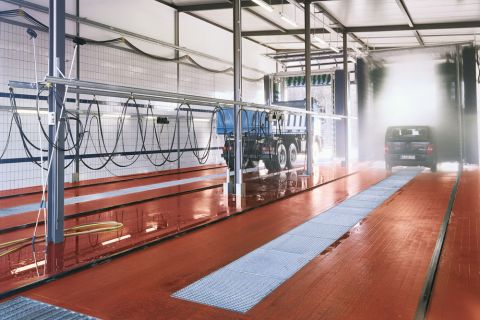 Keramische Bodenplatten mit strukturierter, rutschhemmender Oberfläche