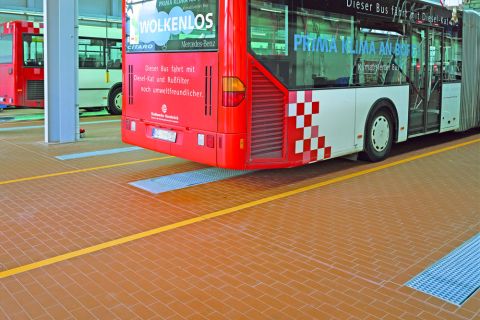Bus- und Werkstatthalle in Osnabrück mit keramischem Boden