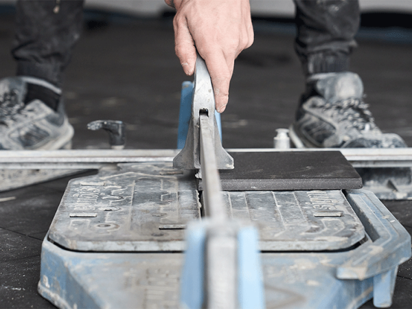 Rüttelbeläge werden zurecht geschnitten