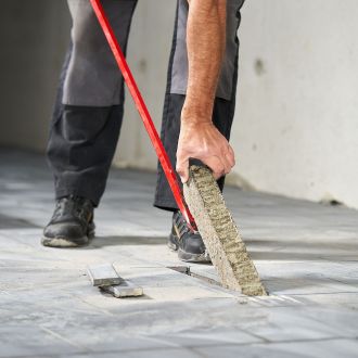 Handwerker misst den Rüttelbelag